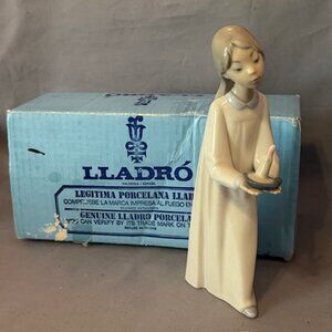 Lladro Figurine Spain Nao Daisa Box Sculpture 4868 Nina Palmatoria Candle Girl